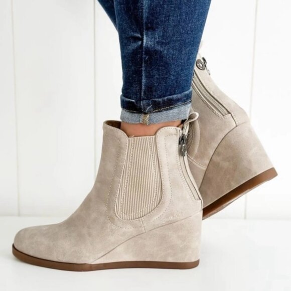 Blowfish Malibu Women's Praline Chelsea wedge booties in white sands NWOT - Picture 2 of 15